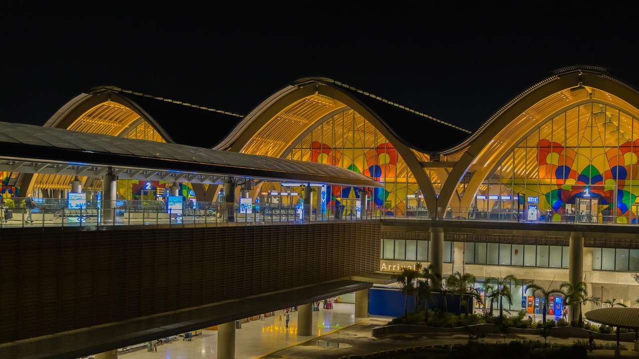Shopper's Paradise in Markets and Malls